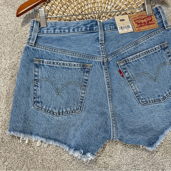 NWT Levi’s Women’s 501 Original Fit High Rise Jean Short 2.5” in Med Wash 28 - Picture 7 of 15